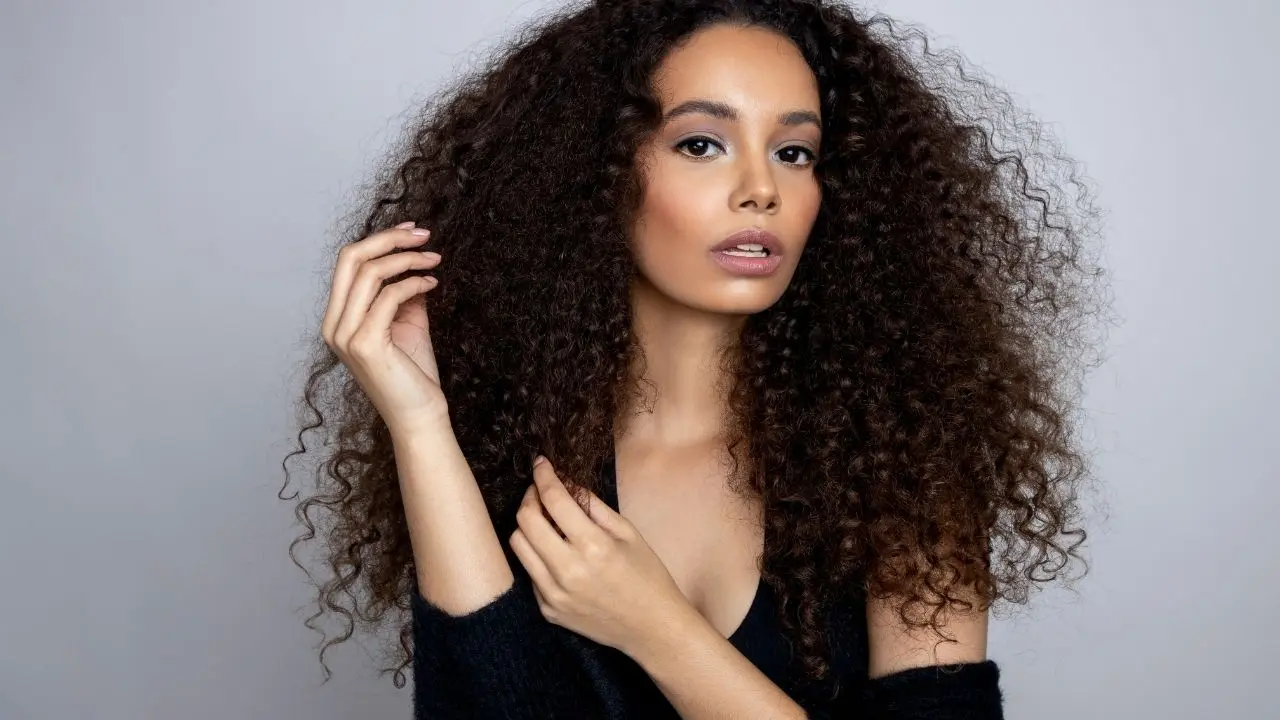 Como hidratar cabelos crespos e cacheados