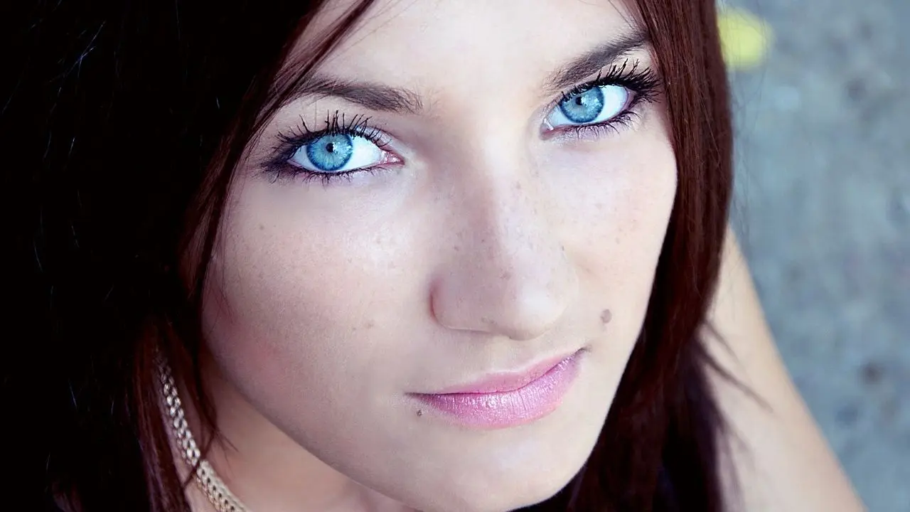 Cores de cabelo ideais que realçam olhos azuis