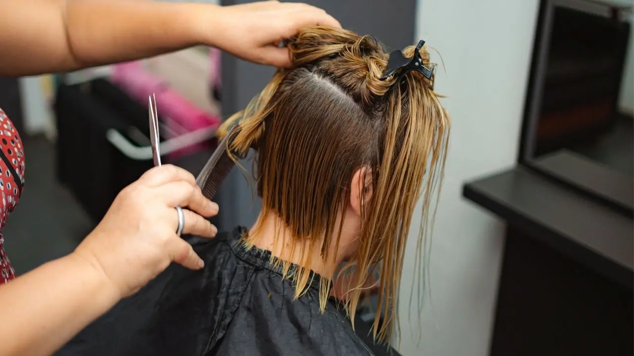 Cortes de cabelo curto renovam o visual de mulheres maduras