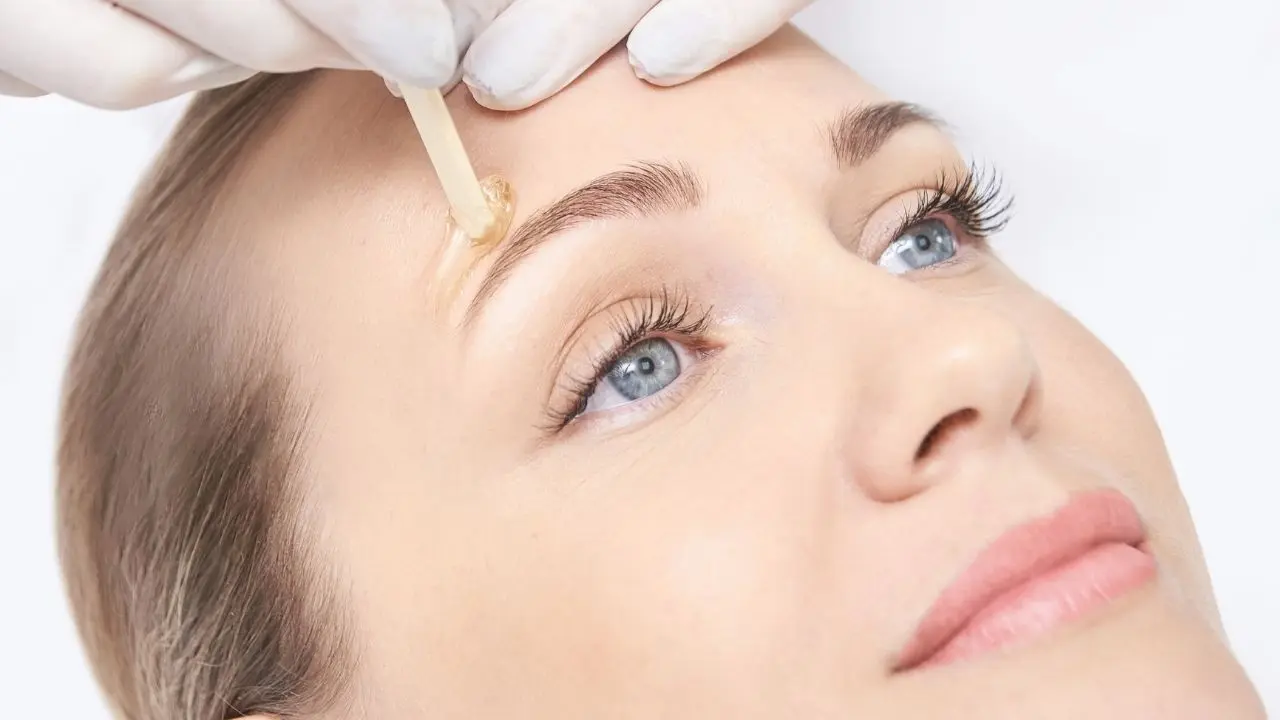 Especialistas revelam formatos de sobrancelha que rejuvenescem o rosto após os 45