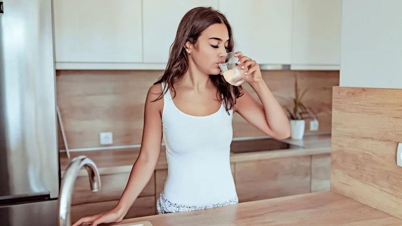 Mito de beber água em jejum antes do café é desmascarado