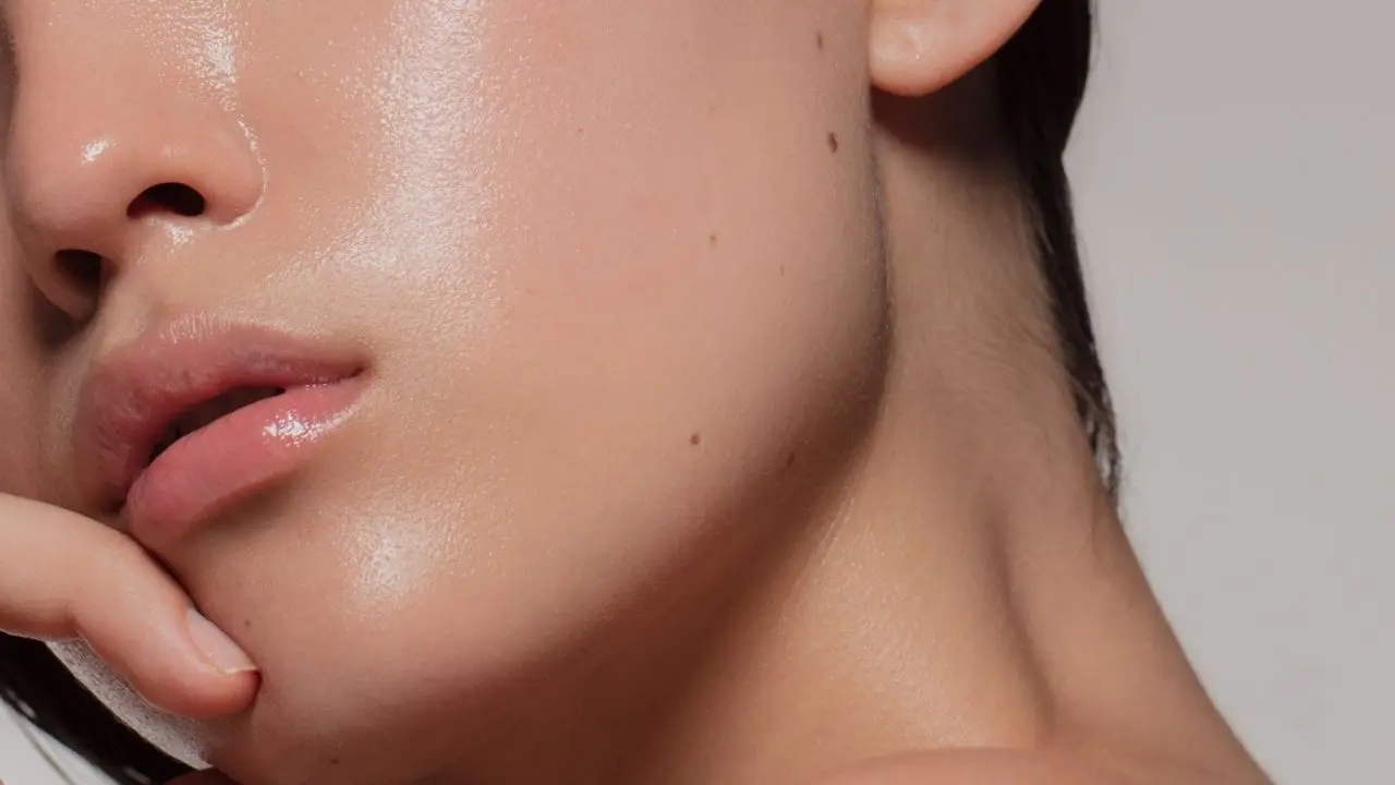 Niacinamida e ácido hialurônico são chaves para pele de vidro, mas você sabe como usá-los?