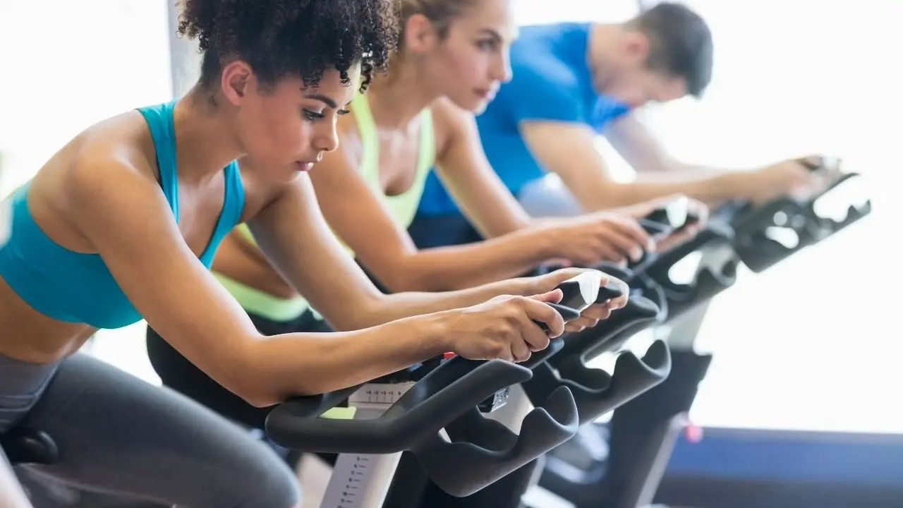 Spinning: o que o treino popular realmente faz para o seu corpo