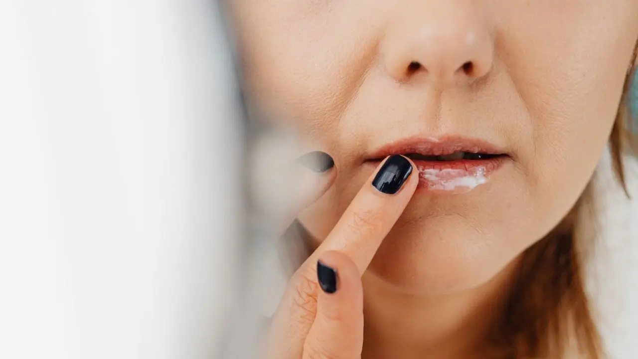 Vaselina ou Aquaphor? saiba qual escolher para proteger seus lábios