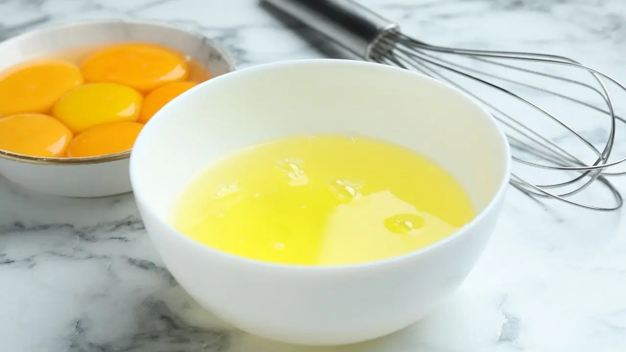 Será mesmo que as claras dos ovos são mais saudáveis do que os ovos inteiros?