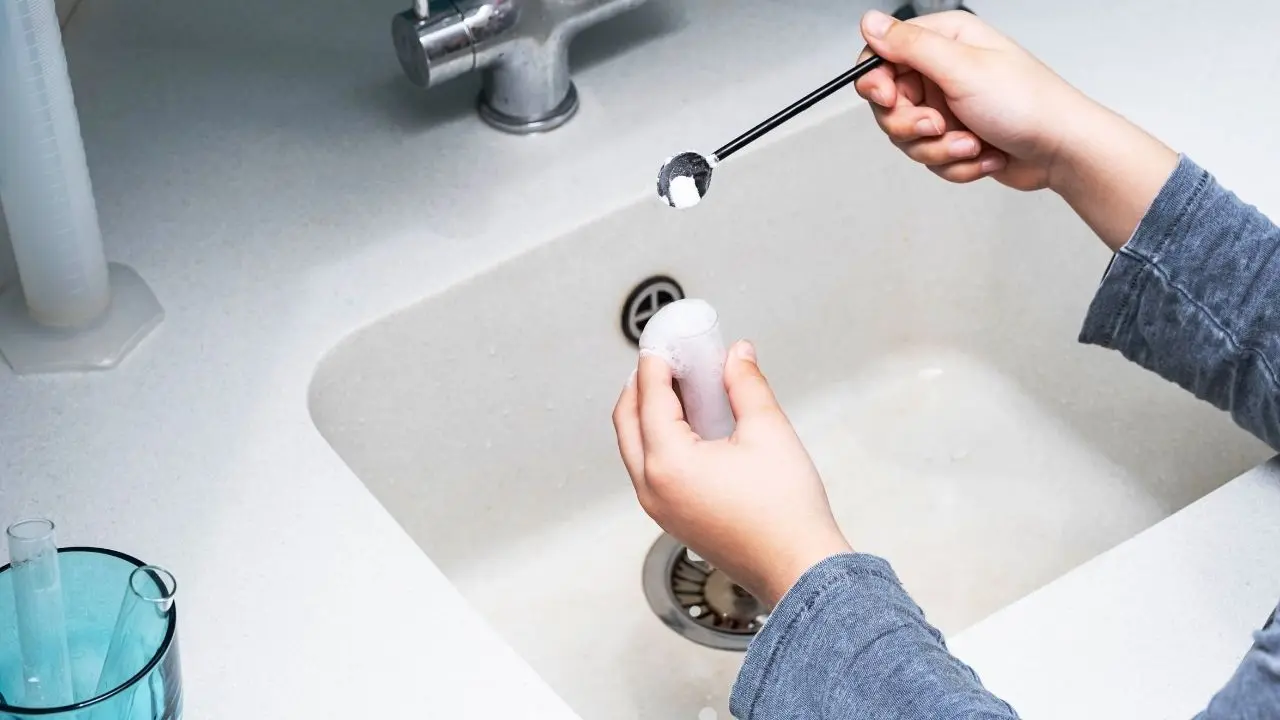 Como desentupir um ralo com bicarbonato de sódio e vinagre