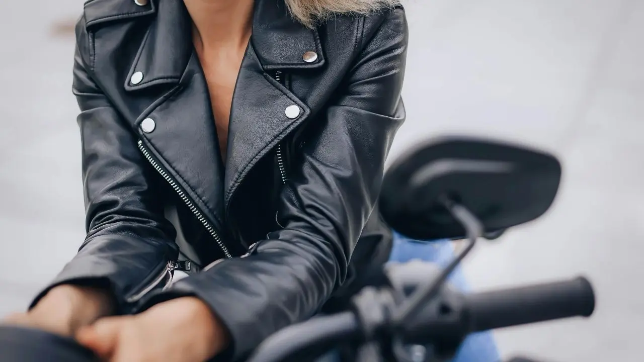 Como limpar jaqueta de couro em casa sem danificar o material