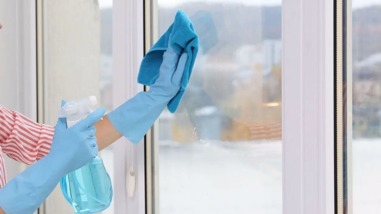 Especialista revela técnica simples para limpar janelas sem deixar manchas