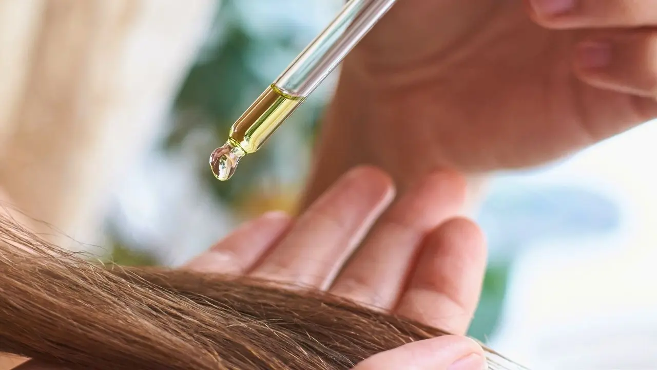 Óleo de rícino é um poderoso hidratante de pele e fios, veja como usá-lo